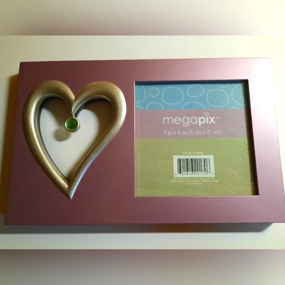 Photo frame with heart design